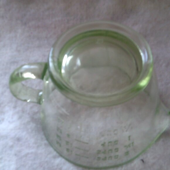 Vintage Green Uranium Depression Glass 2 Cup Measuring Mixing Bowl Pyrex Glows - Picture 6 of 7